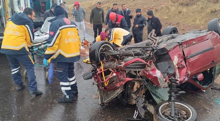 Sürücüsünün kontrolünden çıkan araç devrildi! Çok sayıda yaralı var