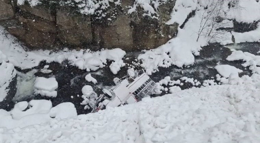 Karda kayan kamyonet, dereye yuvarlandı: Yaralılar var!