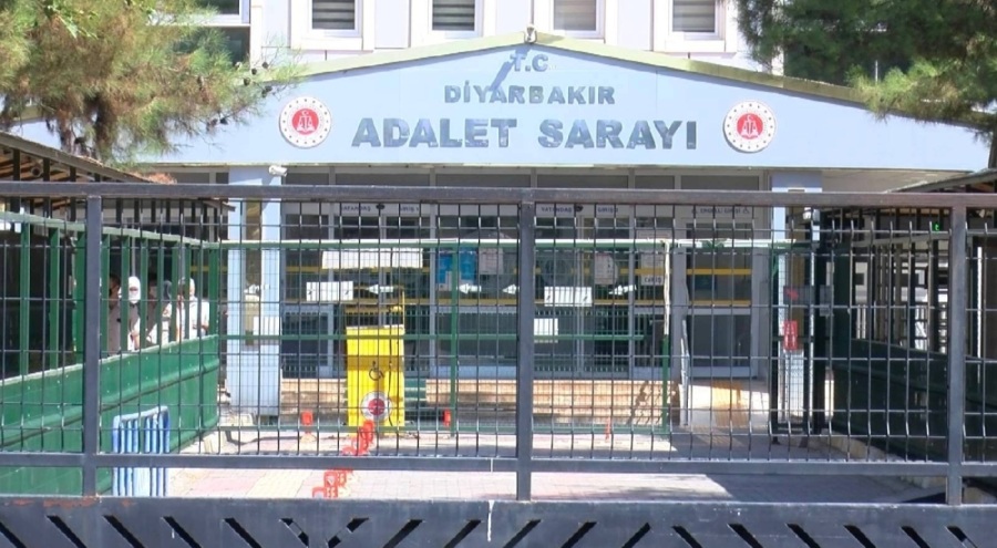 Cezaevinden izinli çıkan babasını öldürmüştü, kendisiyle birlikte tutuklanan annesi için tahliye kararı verildi