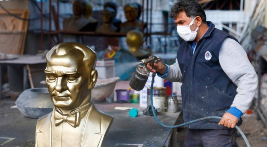 Paris'te çalınan Atatürk Büstünün yerine yenisini gönderildi