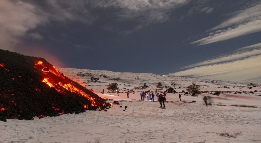 Etna Yanardağı patladı, turistler akın etti!