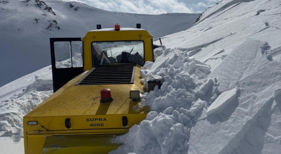 İş makinesinin üstüne çığ düştü!