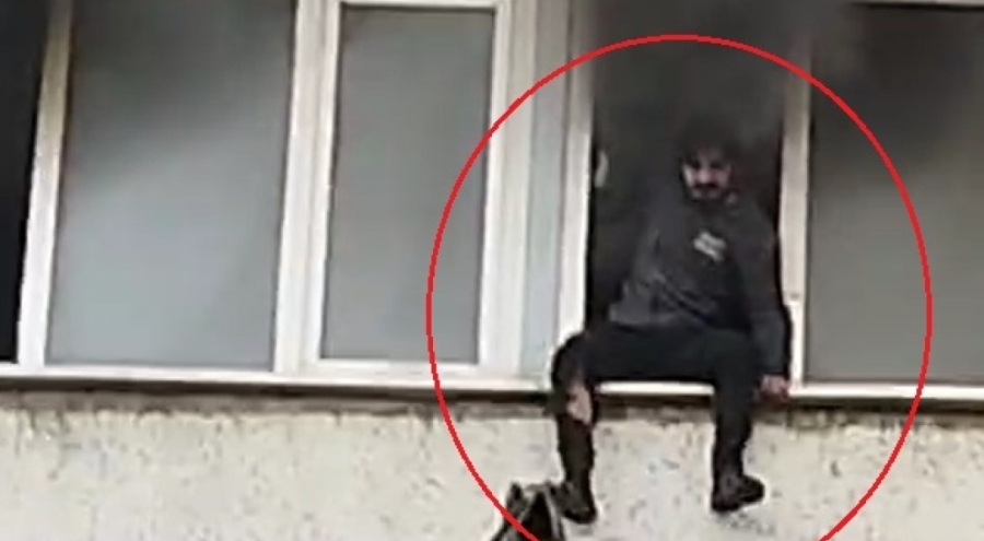 Bursa'da yangında mahsur kalan adam çıktığı pencereden vinç ile kurtarıldı