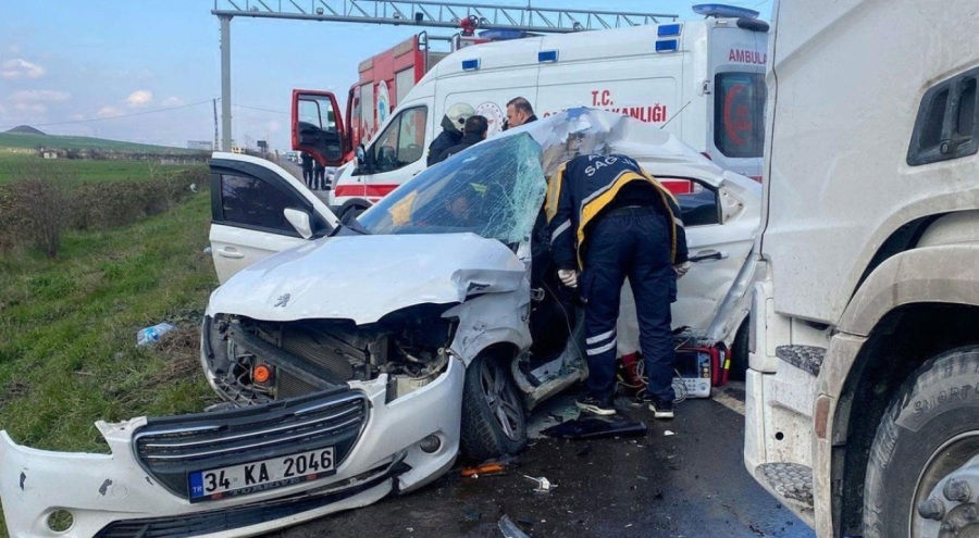 TIR ile otomobil çarpıştı: Ölü ve yaralılar var