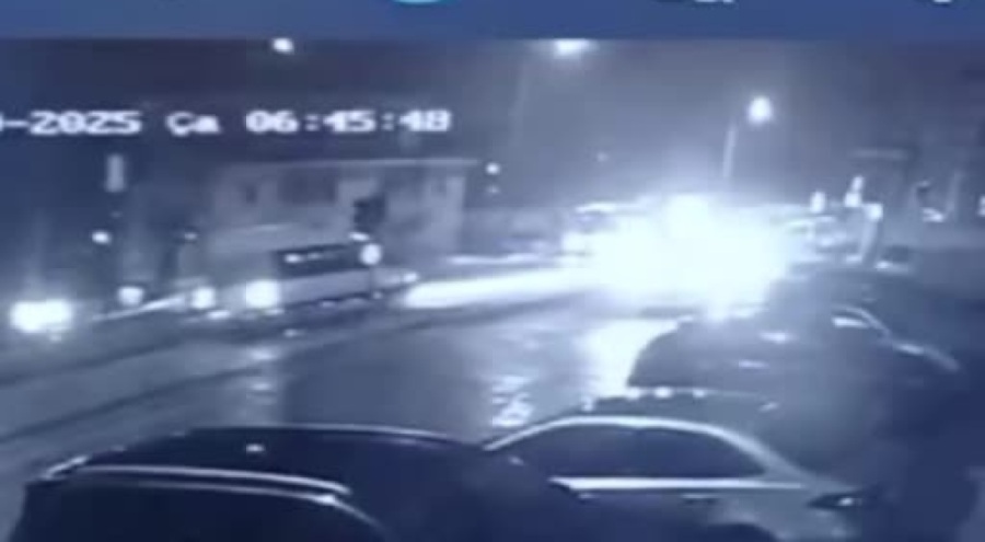 Bursa'da kaza yapan araç eczane bahçesine daldı!
