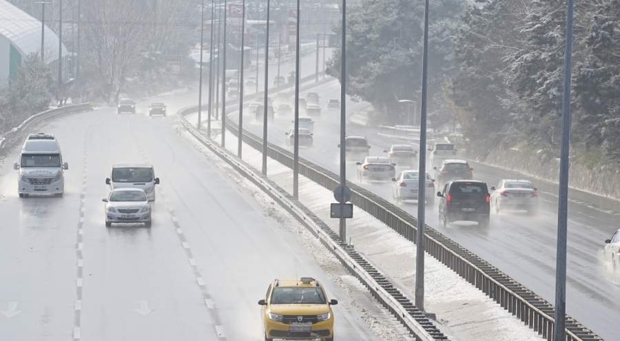 Bursa'da kardan kapanan Mudanya yolu ulaşıma açıldı