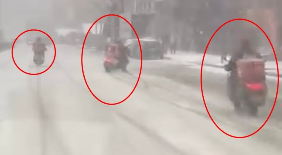 Bursa'da motokuryelerin karlı yolda yaşadığı zor anlar kameraya yansıdı