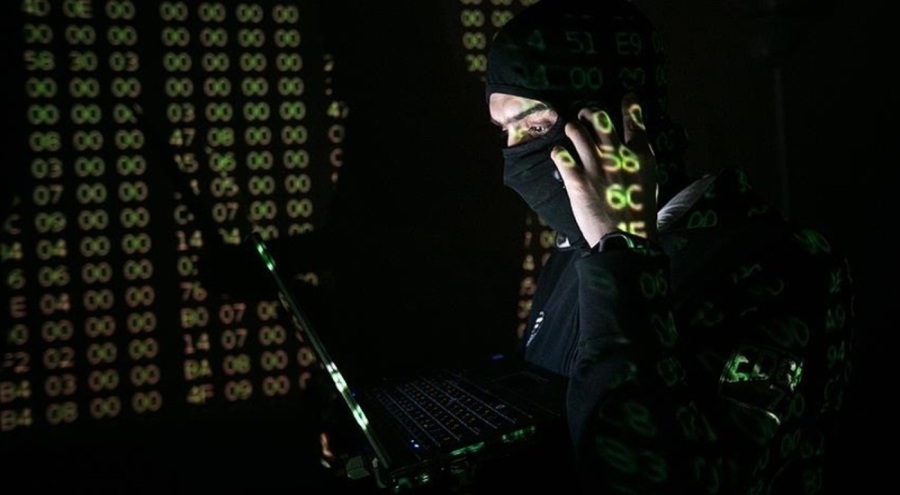 İnternet üzerinden sahte site tasarlayıp onlarca kişiyi dolandırdılar