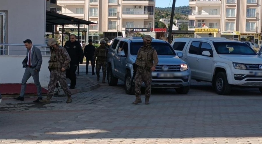 Balkondan ateş edip kendisini eve kilitledi