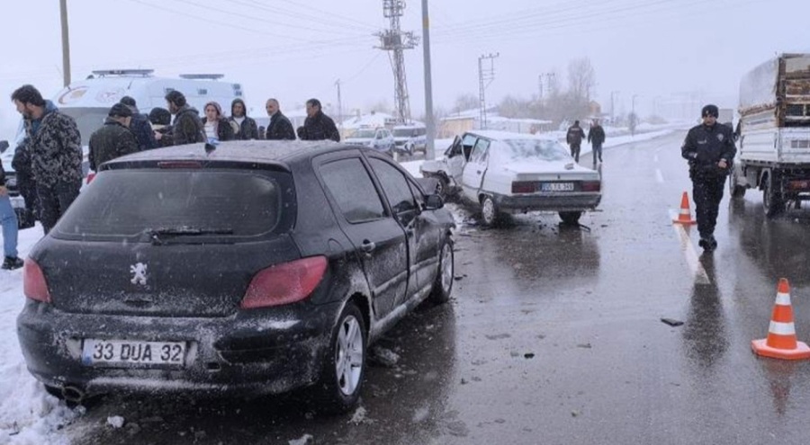 Otomobiller kafa kafaya çarpıştı: 2 yaralı