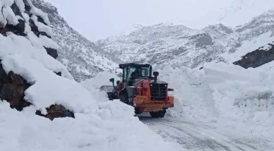 Şırnak'ta yoğun kar yağışının ardından köy yoluna çığ düştü