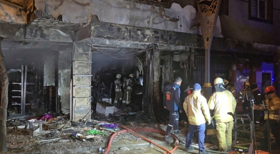 Oyuncak dükkanı alevlere teslim oldu!