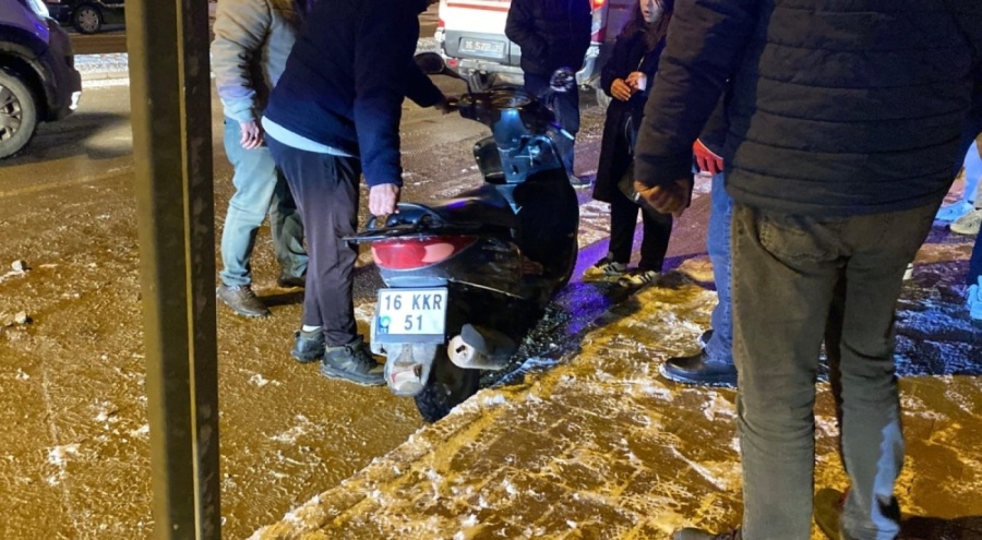 Bursa'da motosiklete 1 dakika içinde iki kez otomobil çarptı