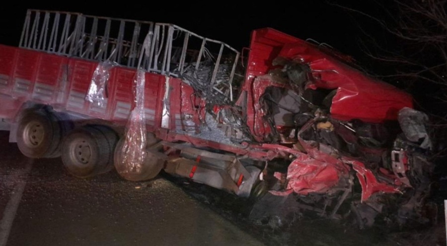 Cam yüklü kamyon askeri araca çarptı