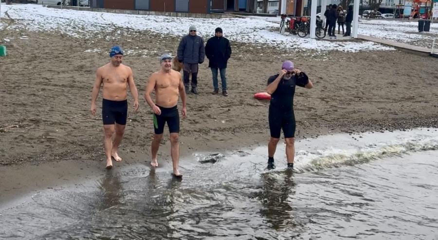 Bursa'da eksi 3 derecede İznik Gölü'ne girdiler