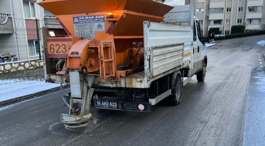 Nilüfer'de buzlanan yollar için ekipler seferber oldu