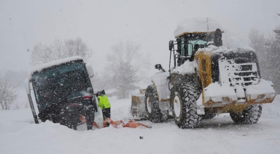 Yoldan çıkan yolcu otobüsü kara saplandı