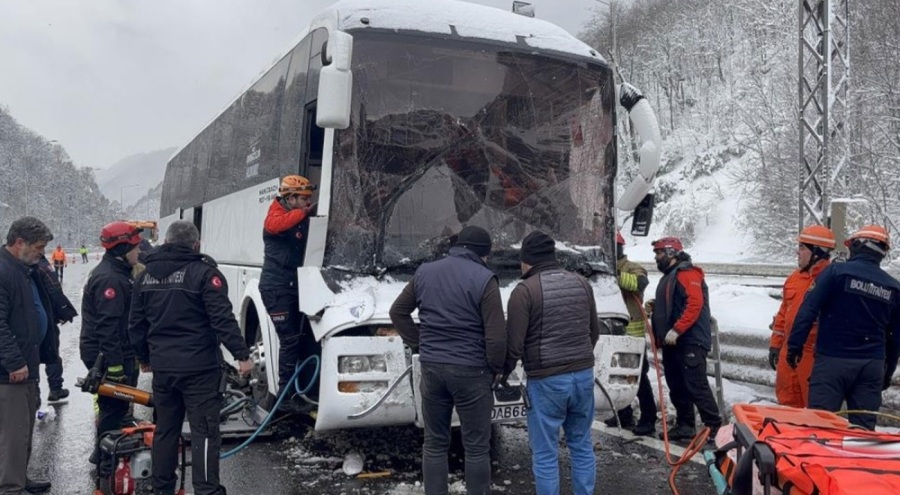 Bolu'da kaza! İran'a giden otobüs, tıra çarptı