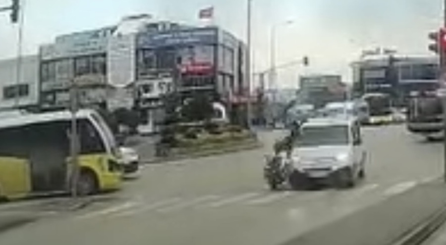 Bursa'da yaya geçidini kullanan motosiklete otomobil çarptı