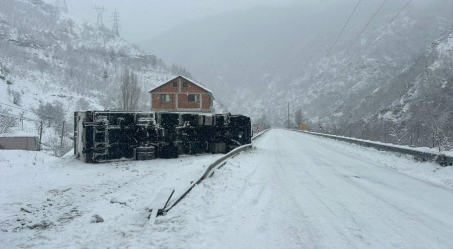 Gümüşhane'de devrilen tırın sürücüsü yaralandı