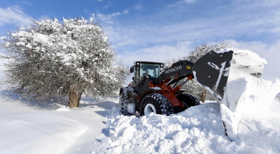 Muş'ta ekiplerin 3 metreyi bulan karla zorlu mücadelesi