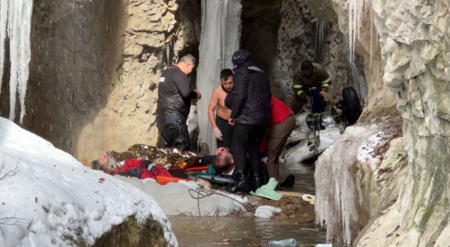 Sağlıkçılar onlarca metre yükseklikten kanyona uçtu