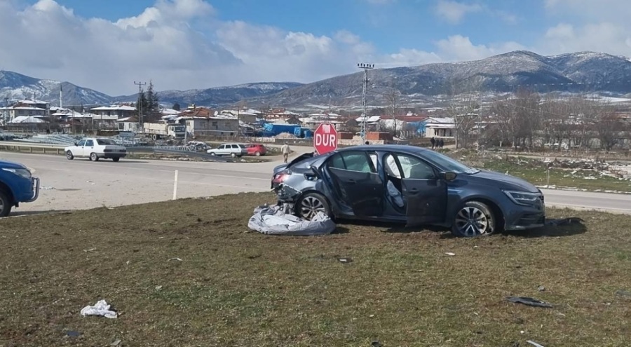 Otomobil ile taksi çarpıştı: Çok sayıda yaralı var