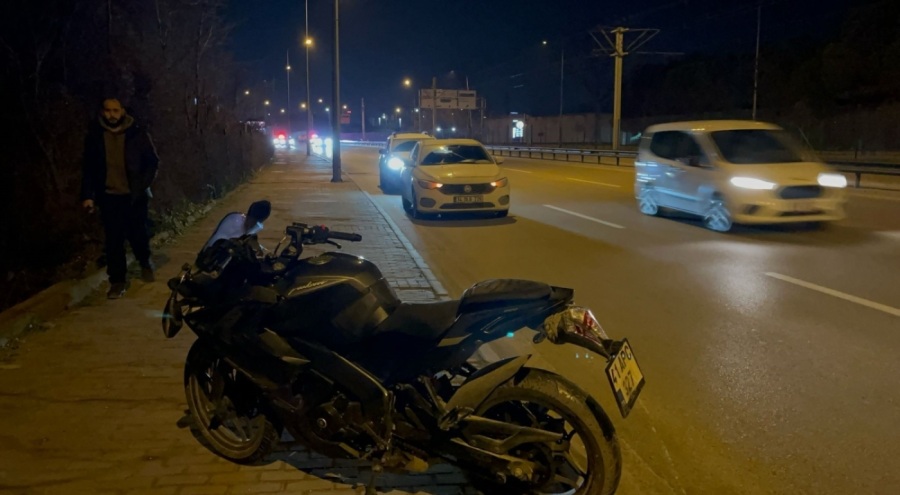 Bursa'da direksiyon hakimiyetini kaybeden motosiklet sürücüsü bariyerlere çarptı