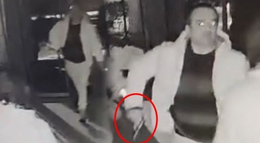 Çocuklar aracın kar topu atınca sinirlenip silahla tehdit etti