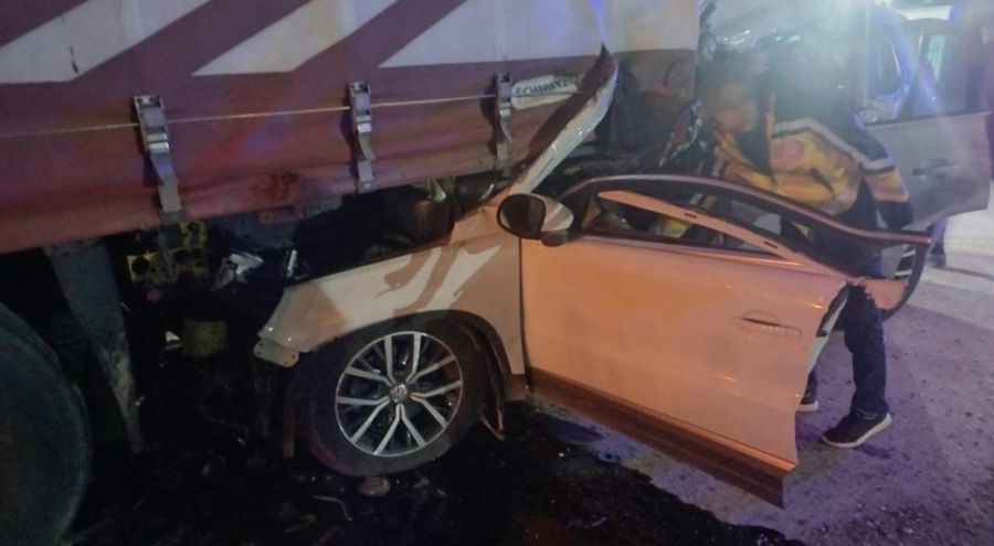 Tıra çarpan otomobildeki 2 kişi hayatını kaybetti