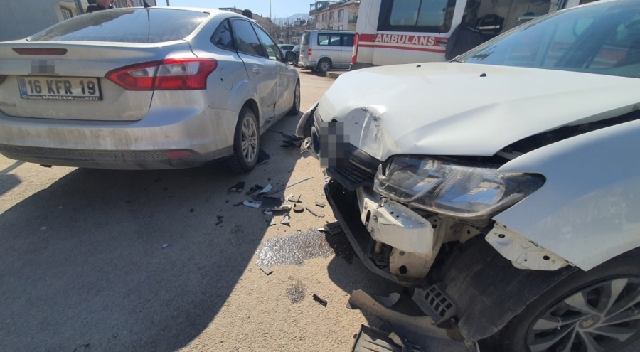 Bursa'da otomobiller çarpıştı!