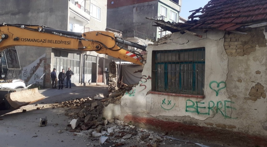 Osmangazi'de metruk bina temizliği sürüyor