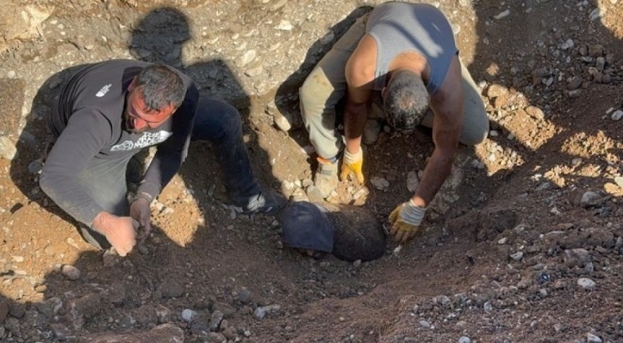 Göçükte boynuna kadar toprak altında kalan işçi kurtarıldı