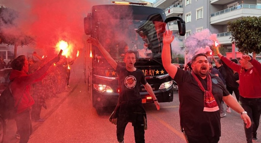Galatasaray kafilesi, Fenerbahçe maçı için RAMS Park'a doğru ilerliyor