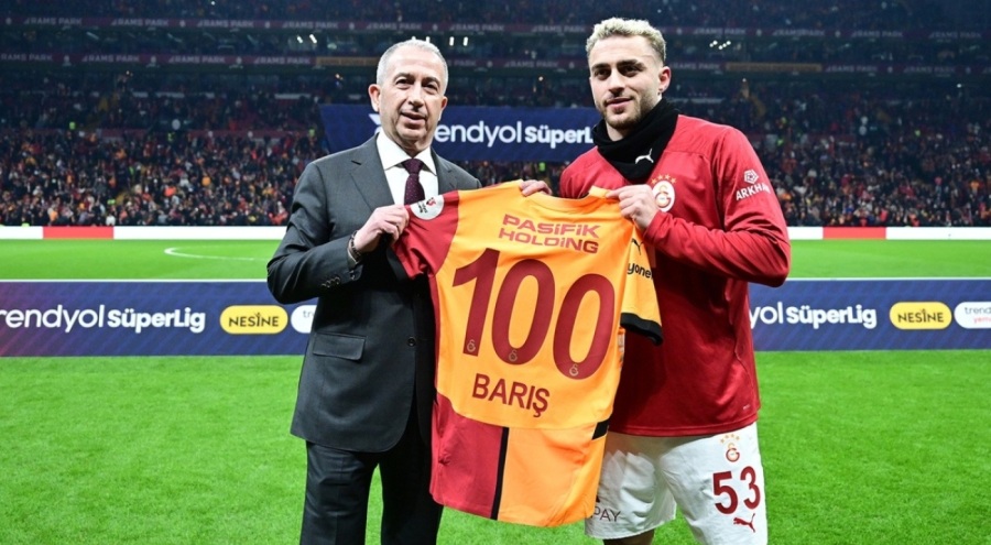 Derbi öncesi Barış Alper Yılmaz'a plaket verildi
