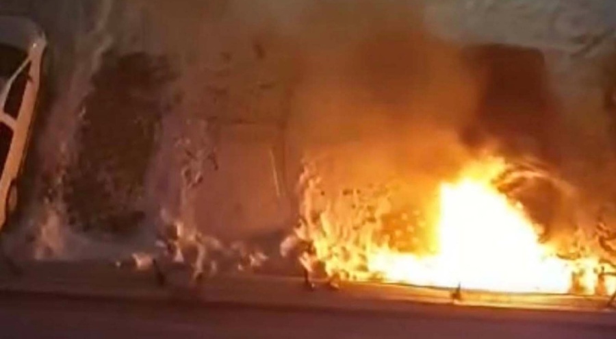 Park halindeki otomobil alev aldı