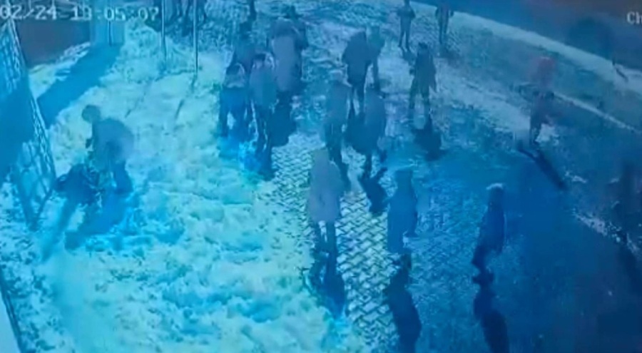 İlkokul öğrencisinin başına buz kütlesi düştü