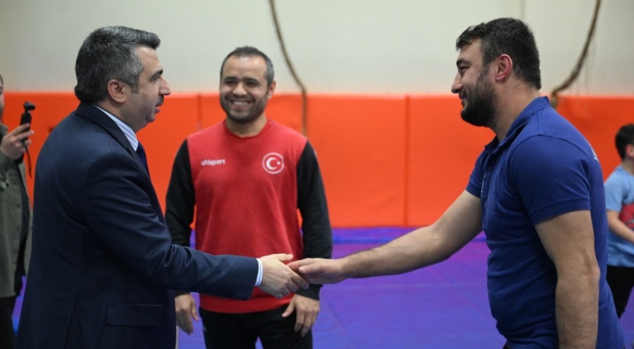 Bursa Yıldırım Belediye Başkanı Yılmaz şampiyon güreşçilerle buluştu