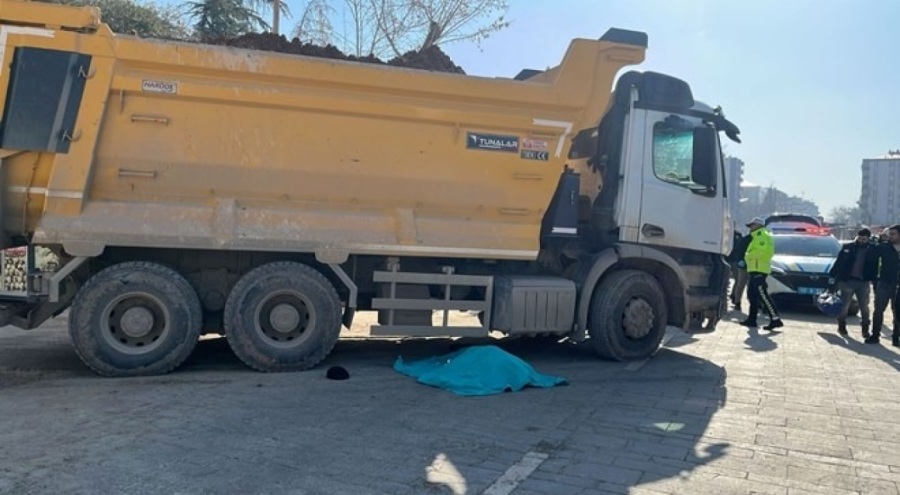 Yolun karşına geçerken kamyonun altında can verdi