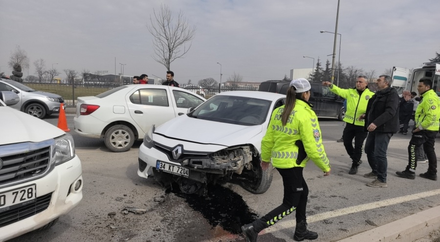 Bursa'da otomobiller çarpıştı! Yaralılar var