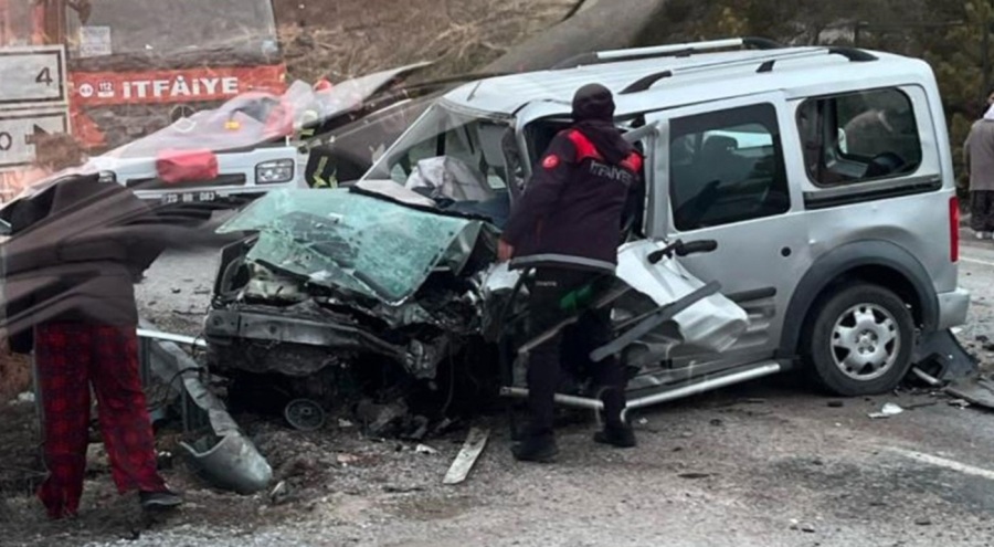 Hafif ticari araç ile otomobil kafa kafaya çarpıştı! Çok sayıda ölü ve yaralı