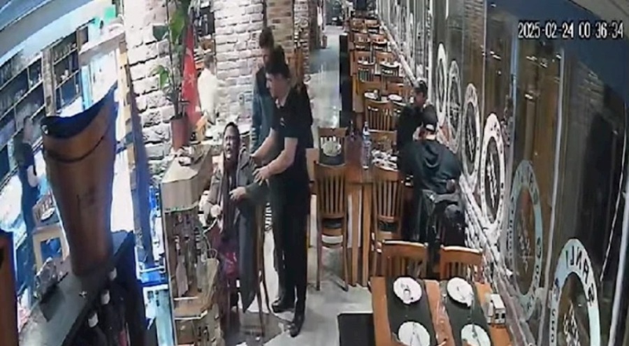 Heimlich manevrasıyla turistin hayatını kurtardı