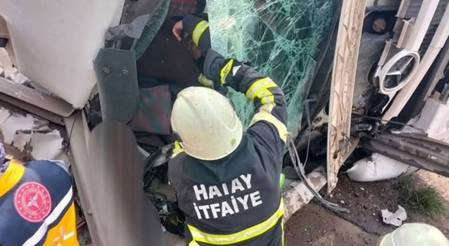 Hatay'da devrilen demir yüklü kamyonun sürücüsü yaralandı