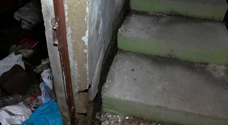 İnşaat nedeniyle yol çöktü, duvarları çatlayan 4 bina boşaltıldı