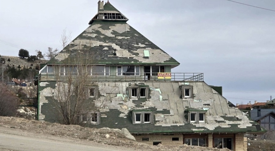 Uzan Grubu'nun viraneye dönen Antalya'daki oteli satılığa çıkarıldı