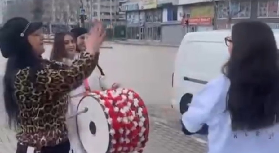 Bursa'da ehliyet sınavını kazanan sürücü adayı, davul eşliğinde oynadı!