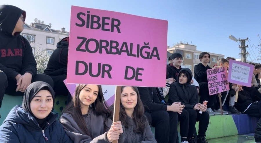 Nilüfer'de yüzlerce öğrenci akran zorbalığıyla mücadele için yürüdü