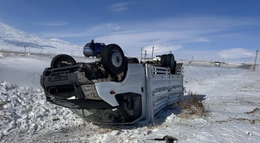 Kamyonet buzlanan yolda şarampole yuvarlandı