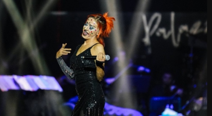 Şarkıcı Yıldız Tilbe yüzündeki renkli beneklerle konser verdi