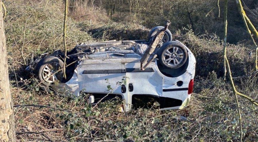 Kocaeli'nde kontrolden çıkan araç ağaca çarparak takla attı: 4 kişi yaralandı